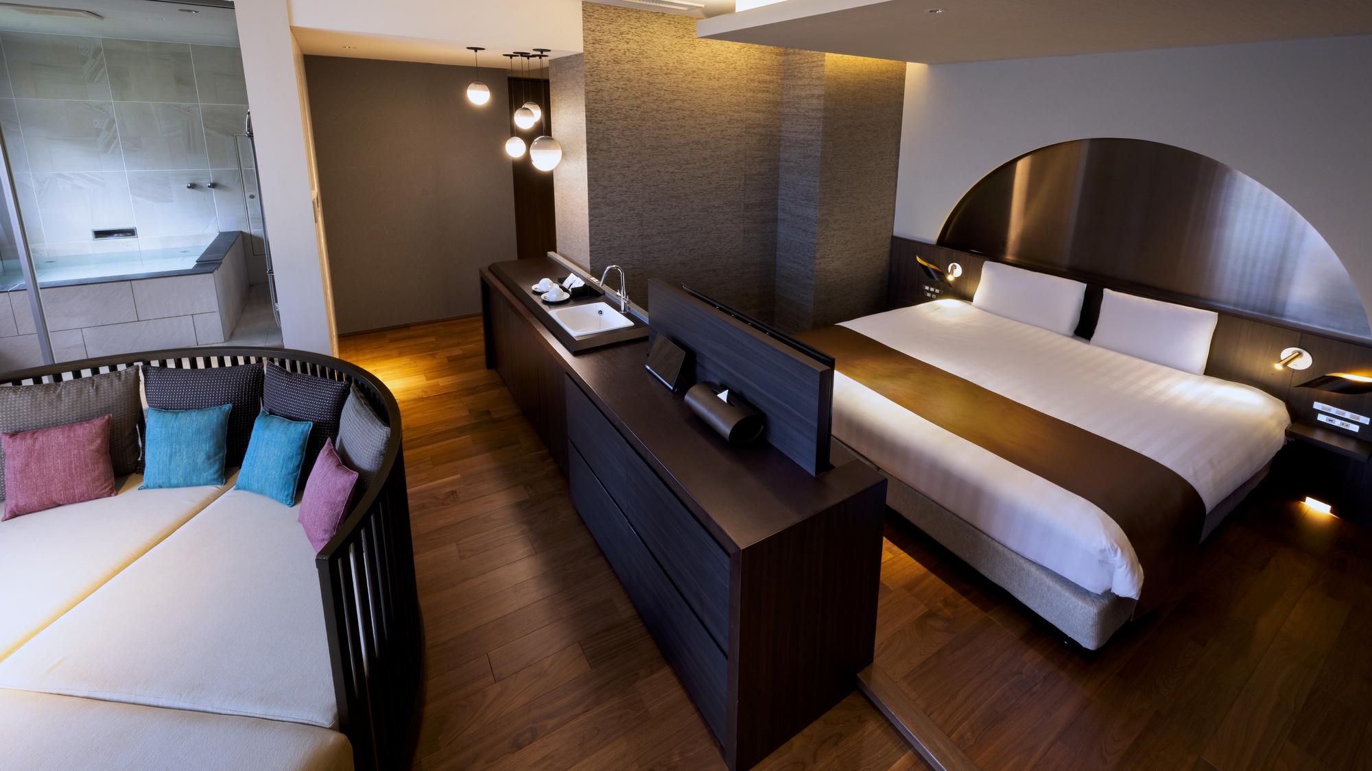 【キングベッドルーム】キングサイズのベッドでゆったりとした眠りの時間を