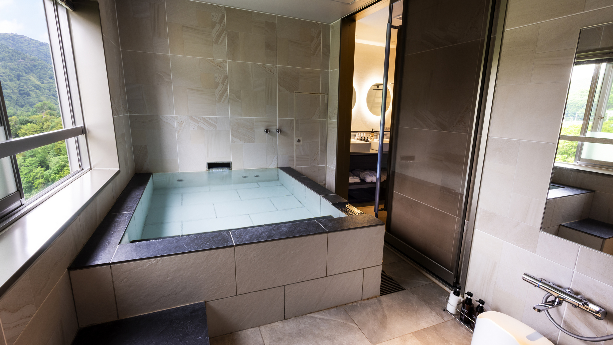 【キングベッドルーム】眼下に定山渓の渓谷を眺める展望風呂※温泉ではありません