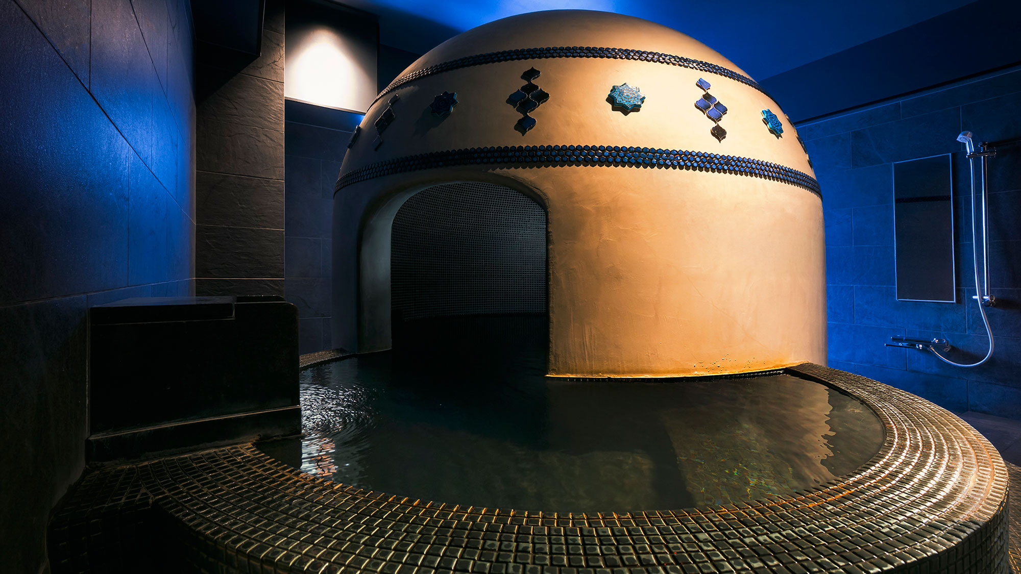 【貸切風呂・瞑想の湯】浴槽のドーム内には一筋の光が射し込み、不思議な癒し体験が味わえます。