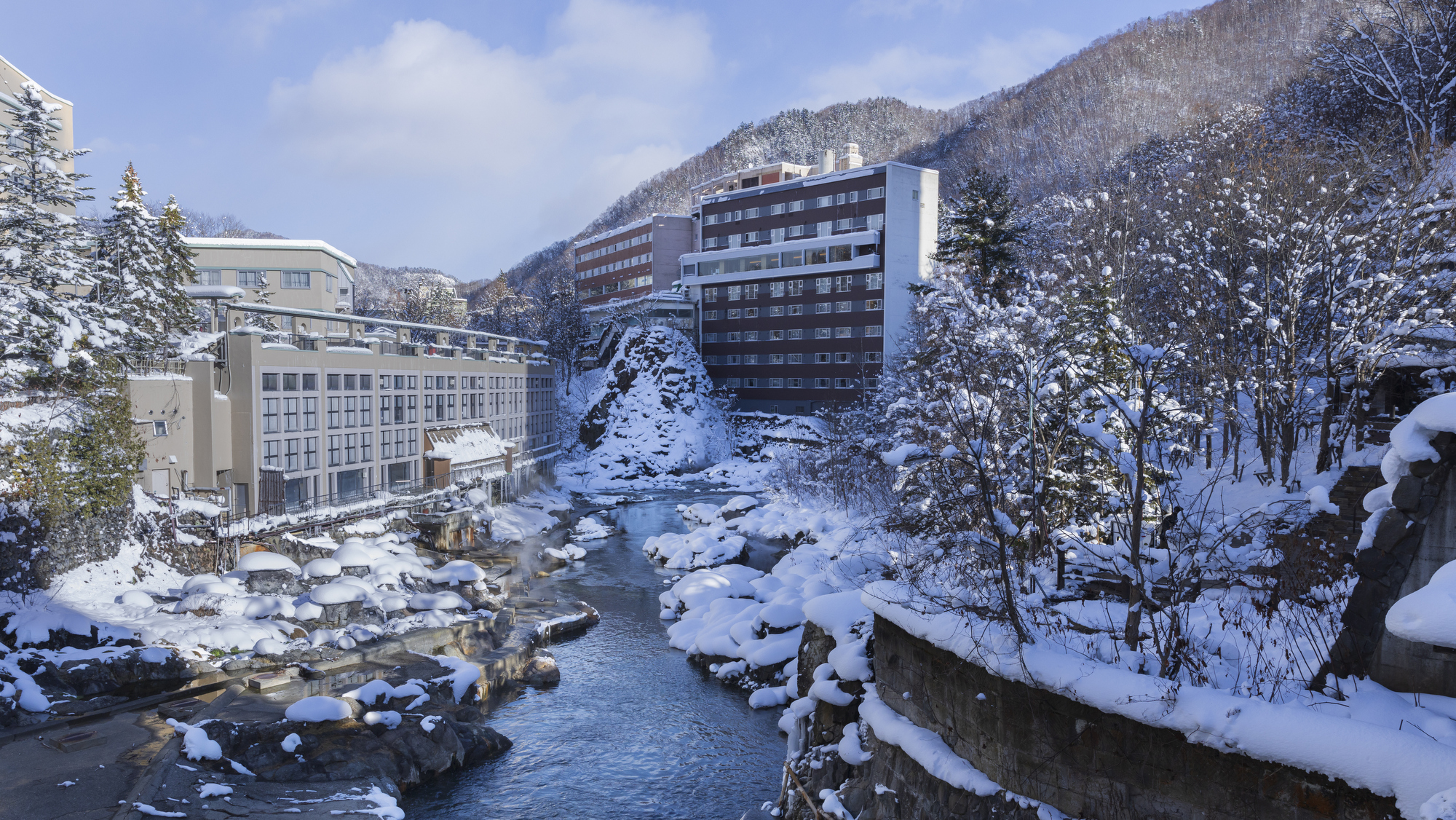 雪景色の定山渓温泉街を流れる豊平川