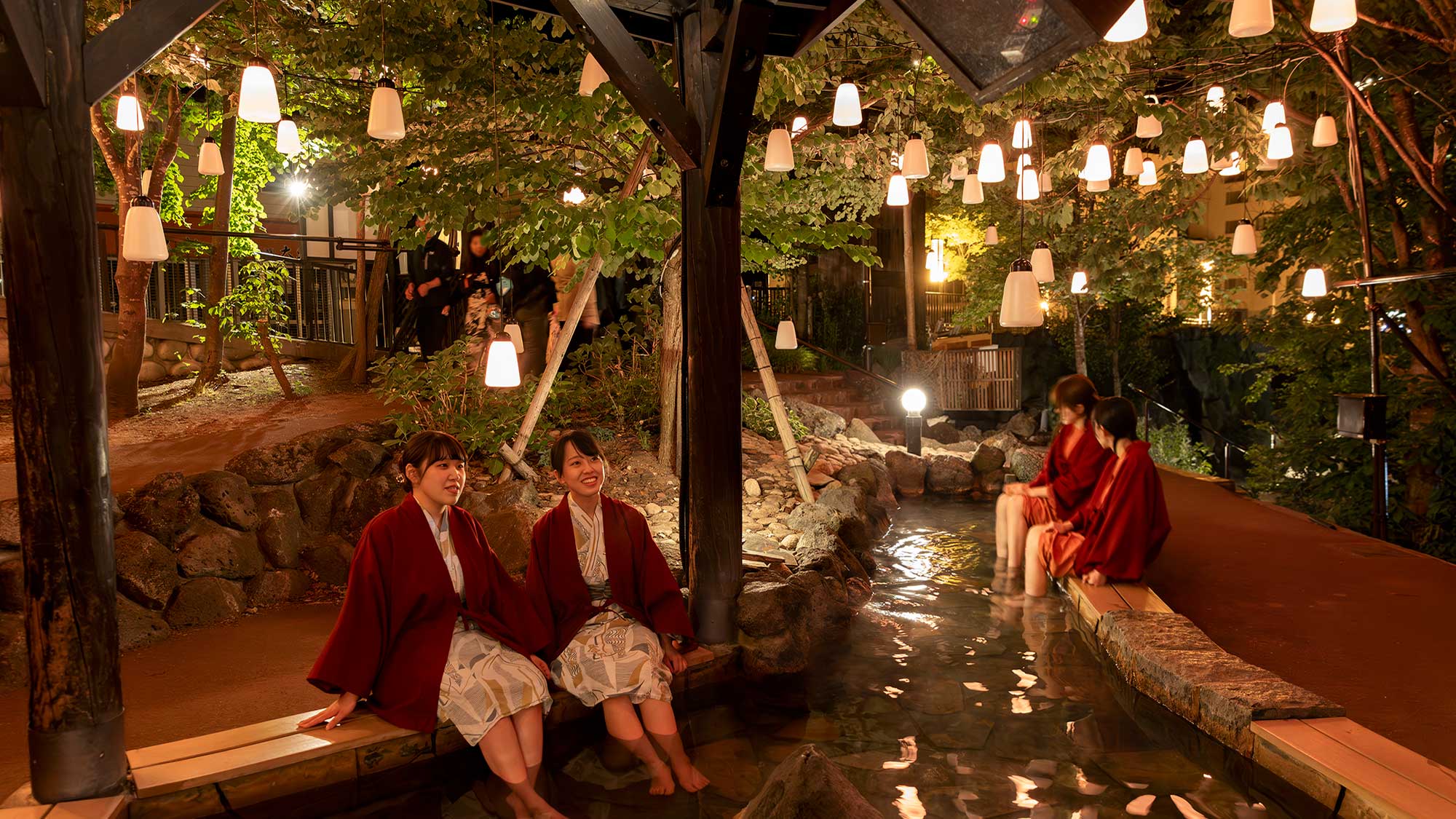 【夏灯路2026】ほの暗い湯面に映る提灯。夜の足湯もお楽しみください。※イメージ