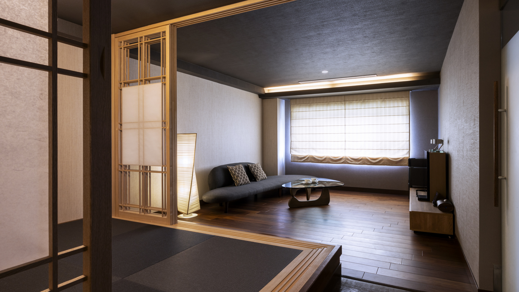 【プレミアムスイート801】リビングスペースの手前に和室があり、最大2枚までお布団のご用意が可能です