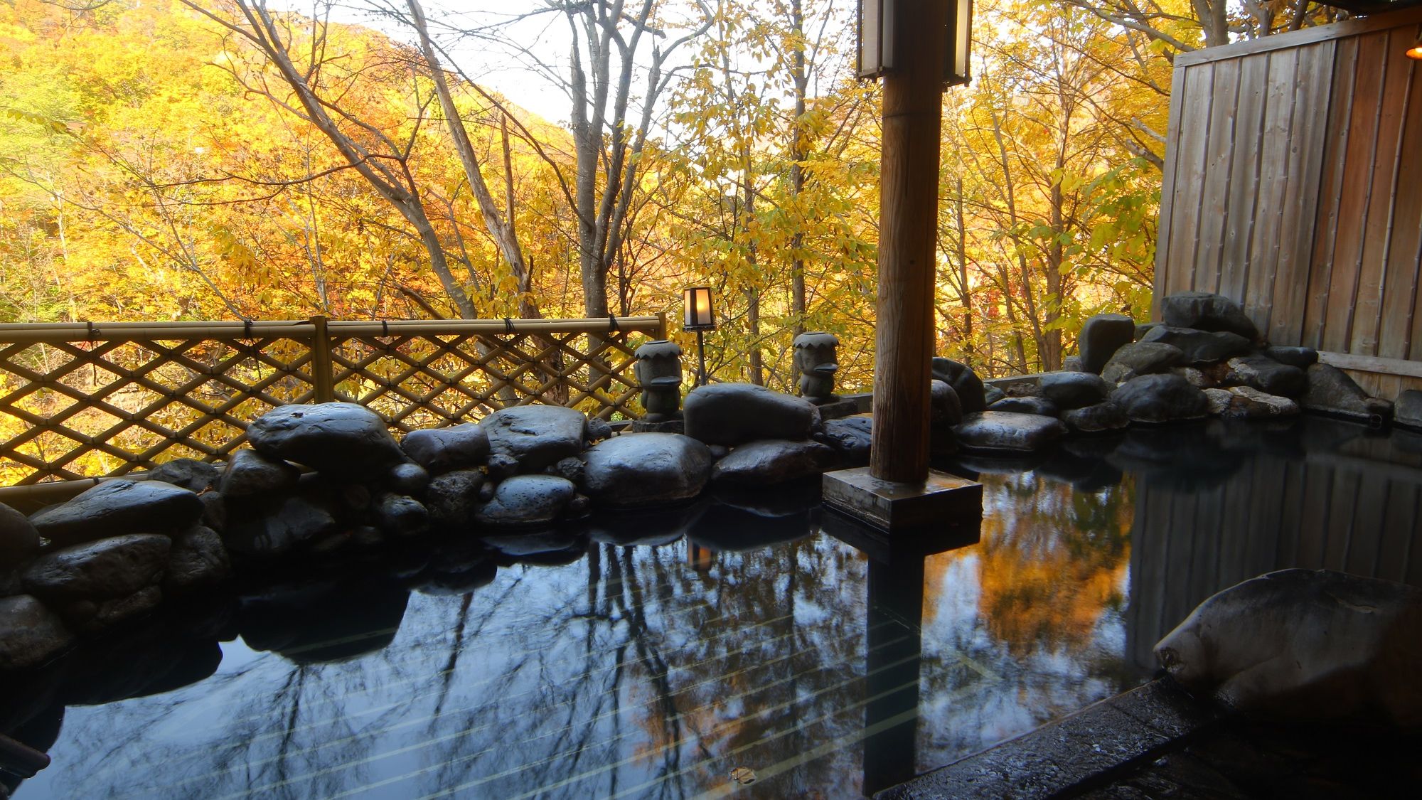 【露天風呂／秋】紅葉を眺めながら源泉かけ流し温泉をご堪能いただけます