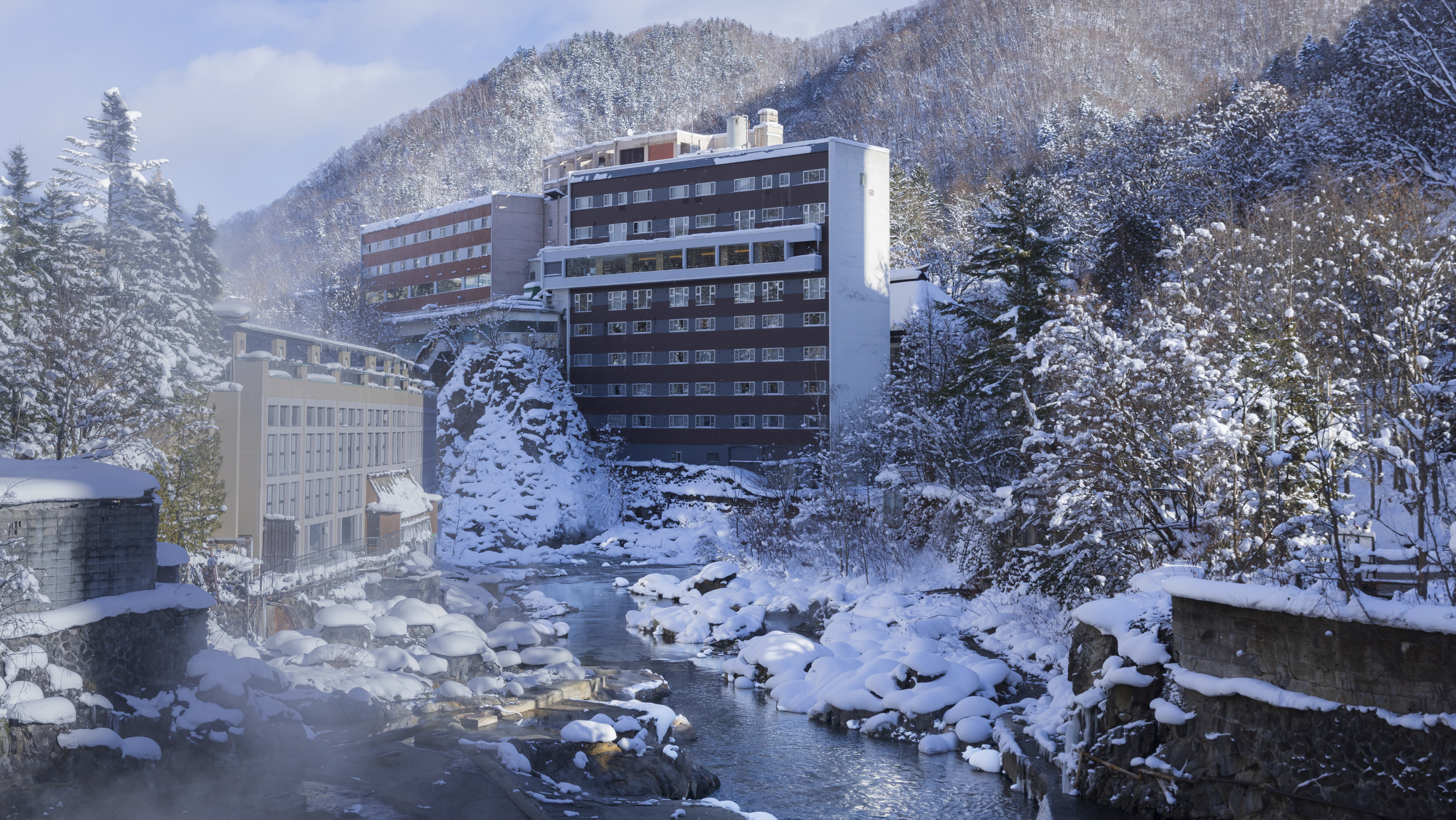 月見橋から眺める定山渓温泉街の冬景色