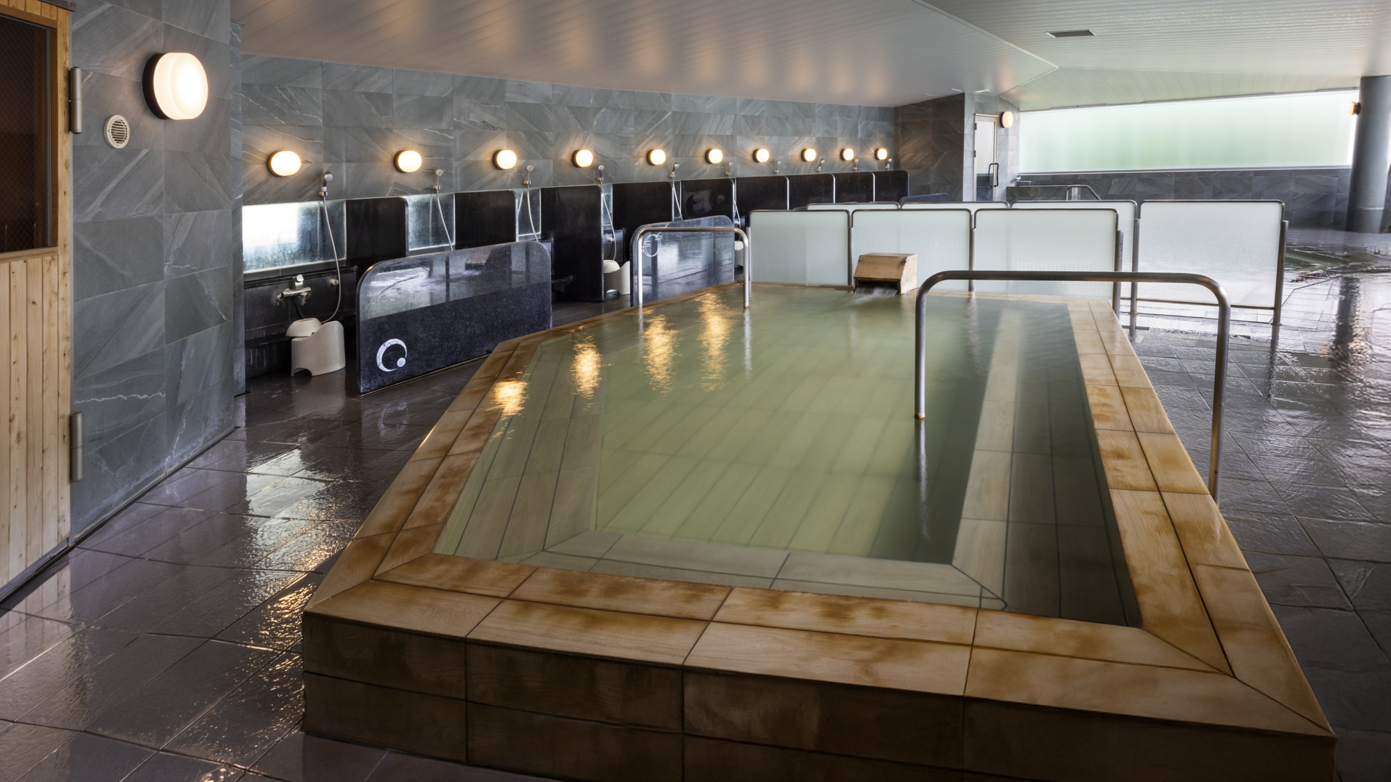 【大浴場】源泉を贅沢にかけ流す自慢のお風呂。柔らかな肌触りで体の芯から解きほぐされます