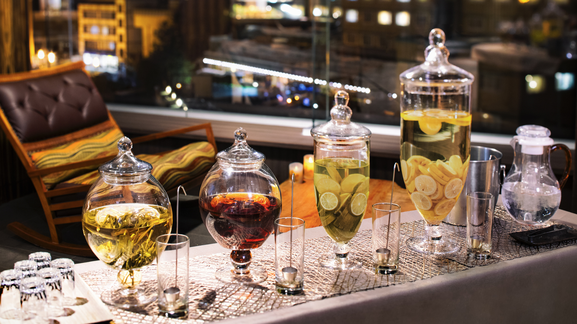 【ラウンジサービス】夜は華やかで深みのあるインフュージョン(漬け込み酒)を