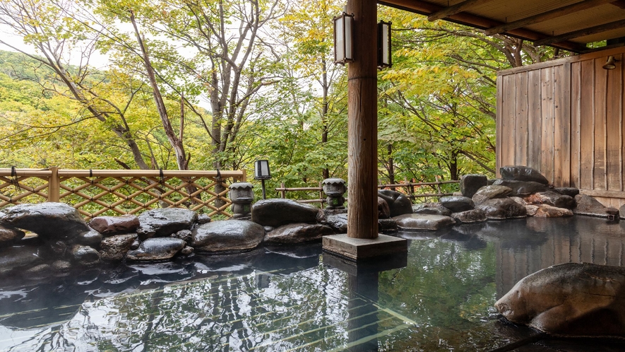 【露天風呂】秋　紅葉を眺めながら源泉かけ流し温泉をご堪能いただけます。