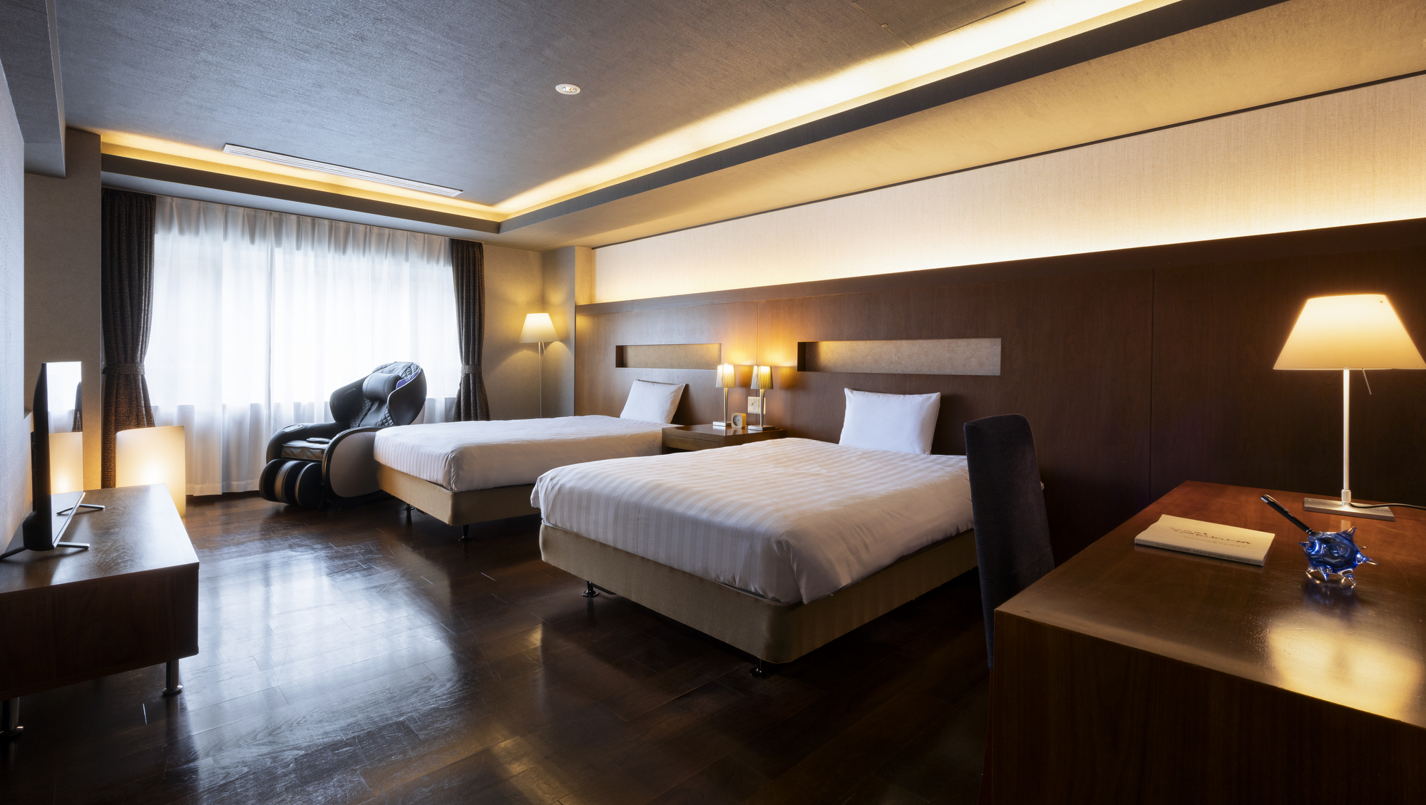 【プレミアムスイート801】1部屋だけの特別室。約100平米の部屋にはベッドルームと和室、温泉浴室も