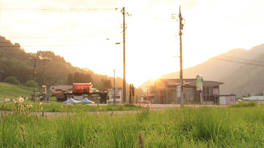 山に沈む太陽はとてもきれいです。