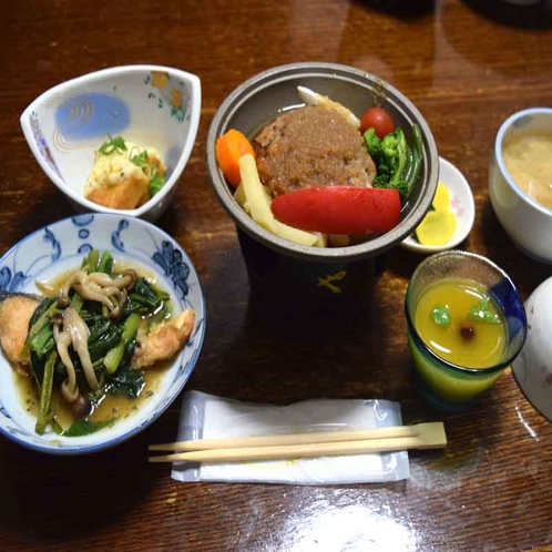 【夕食】≪日替わり定食≫　ハンバーグ　鮭ムニエル