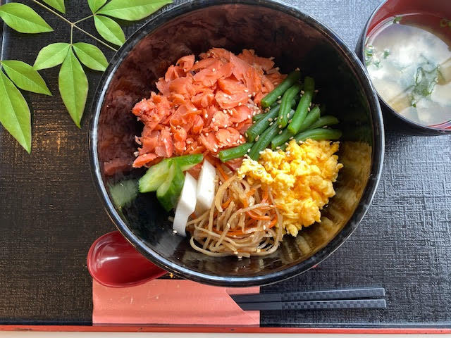 【朝食弁当付プラン】ほぐし焼き鮭の三色丼弁当or温玉とろ〜り牛丼弁当