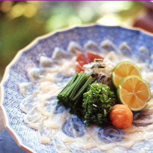 薄造りは大分名産のカボスを使ったポン酢でお召し上がりください