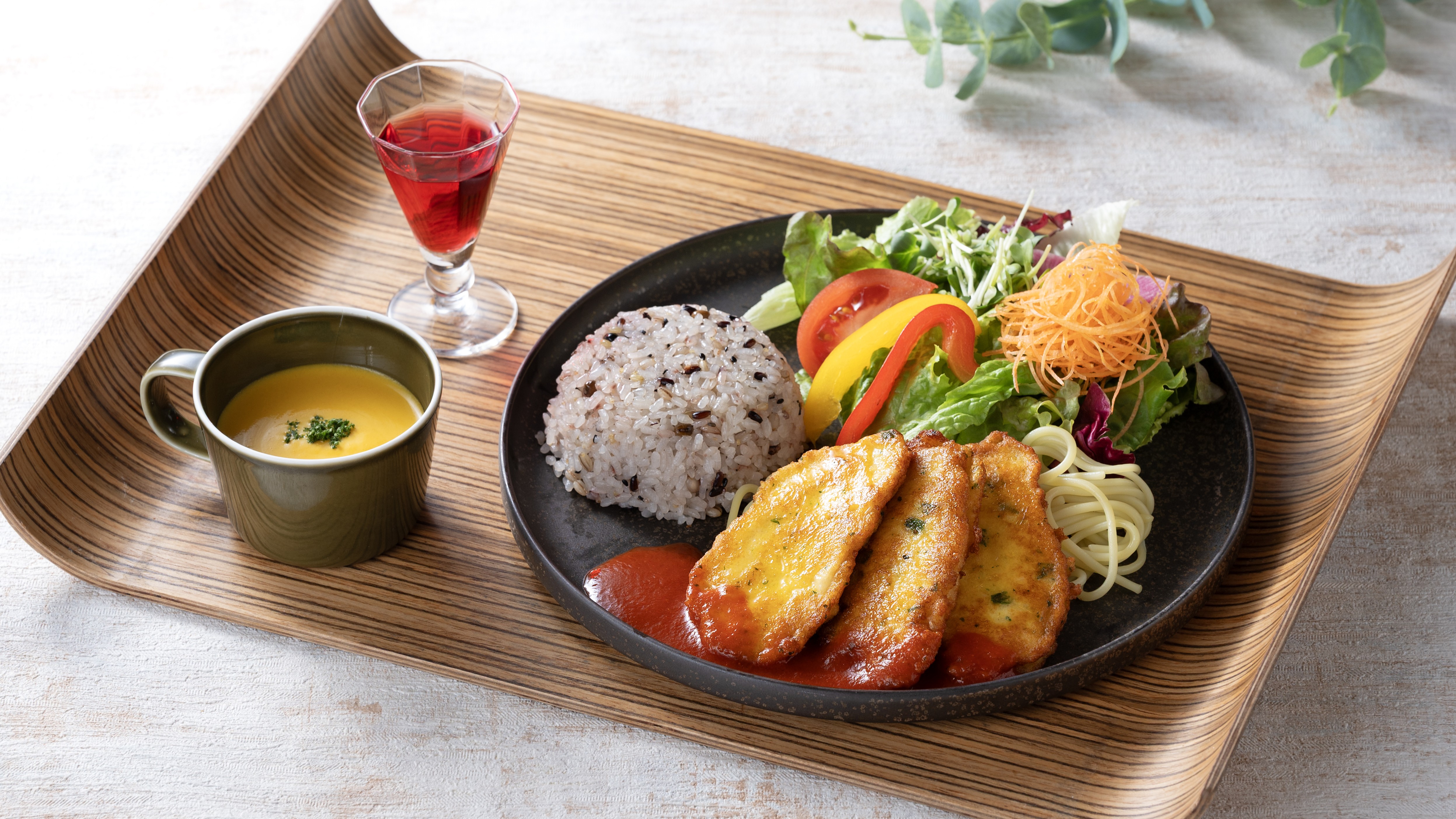 〈Cafe AZALEA〉鶏むね肉の大葉風ピカタプレート（イメージ）