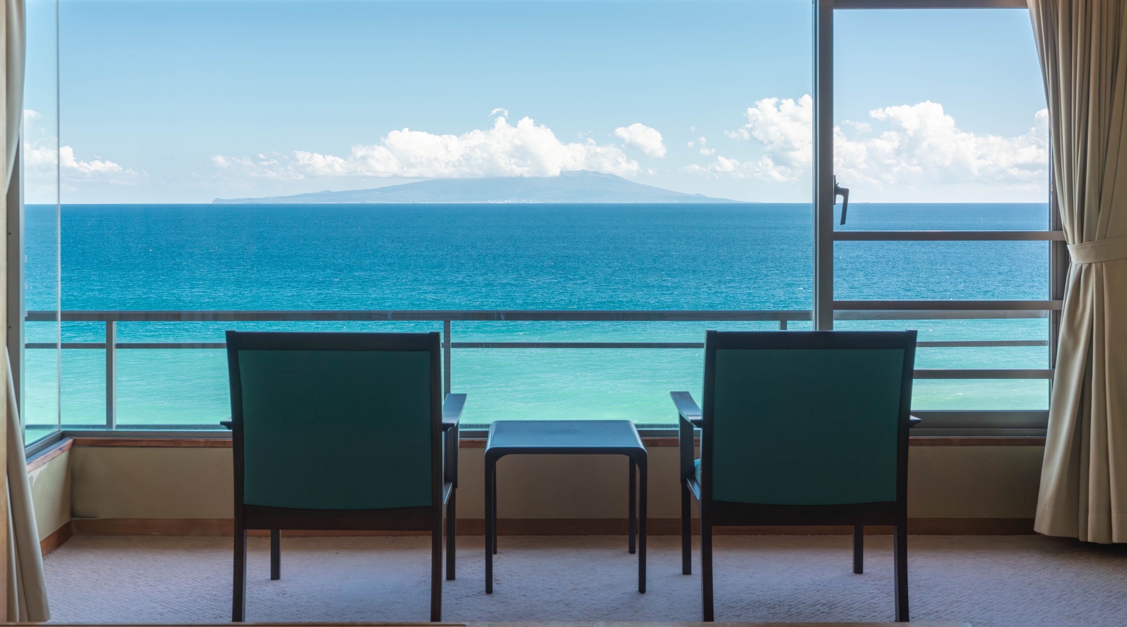 伊豆大島を正面に臨む　海側高層階客室　４５㎡　伊豆大島眺め