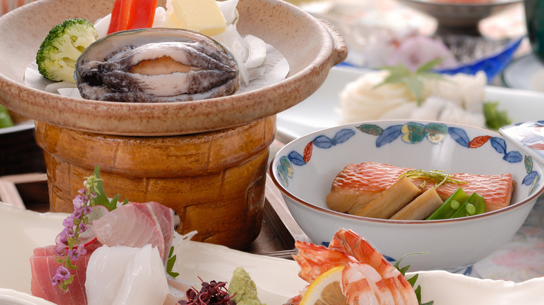 【LoveLoveカップル】◇人気No4◆【部屋食】活鮑料理×金目鯛煮付★貸切無料☆色浴衣付