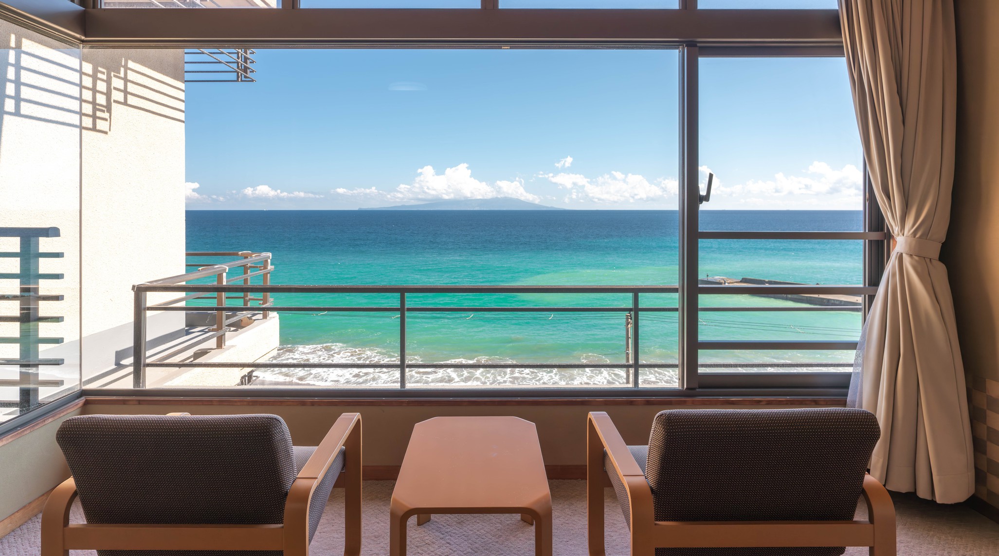伊豆大島を正面に臨む　海側４階客室　４５㎡　広縁眺め