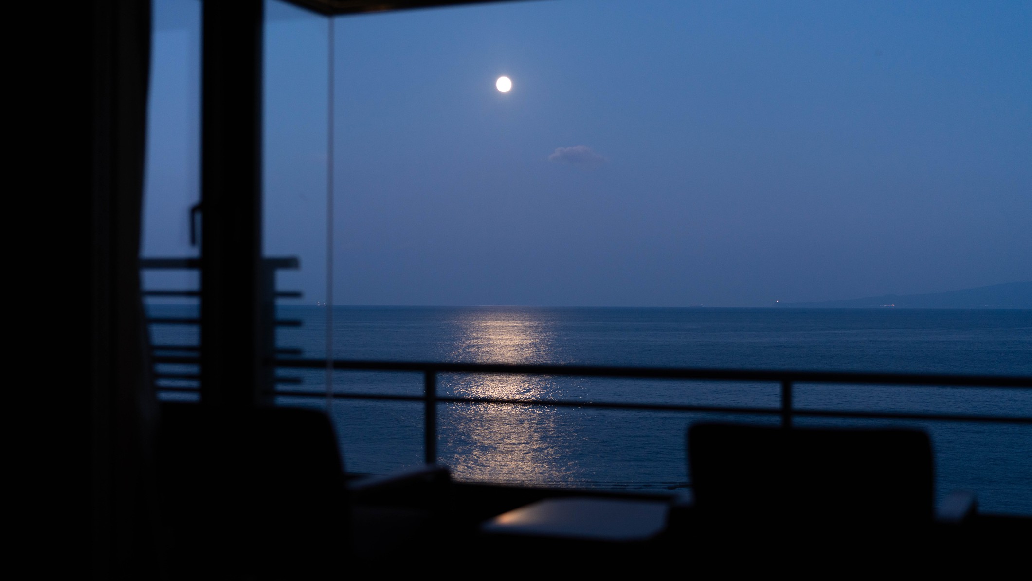 伊豆大島を正面に臨む　海側４階客室　４５㎡　広縁眺め　満月