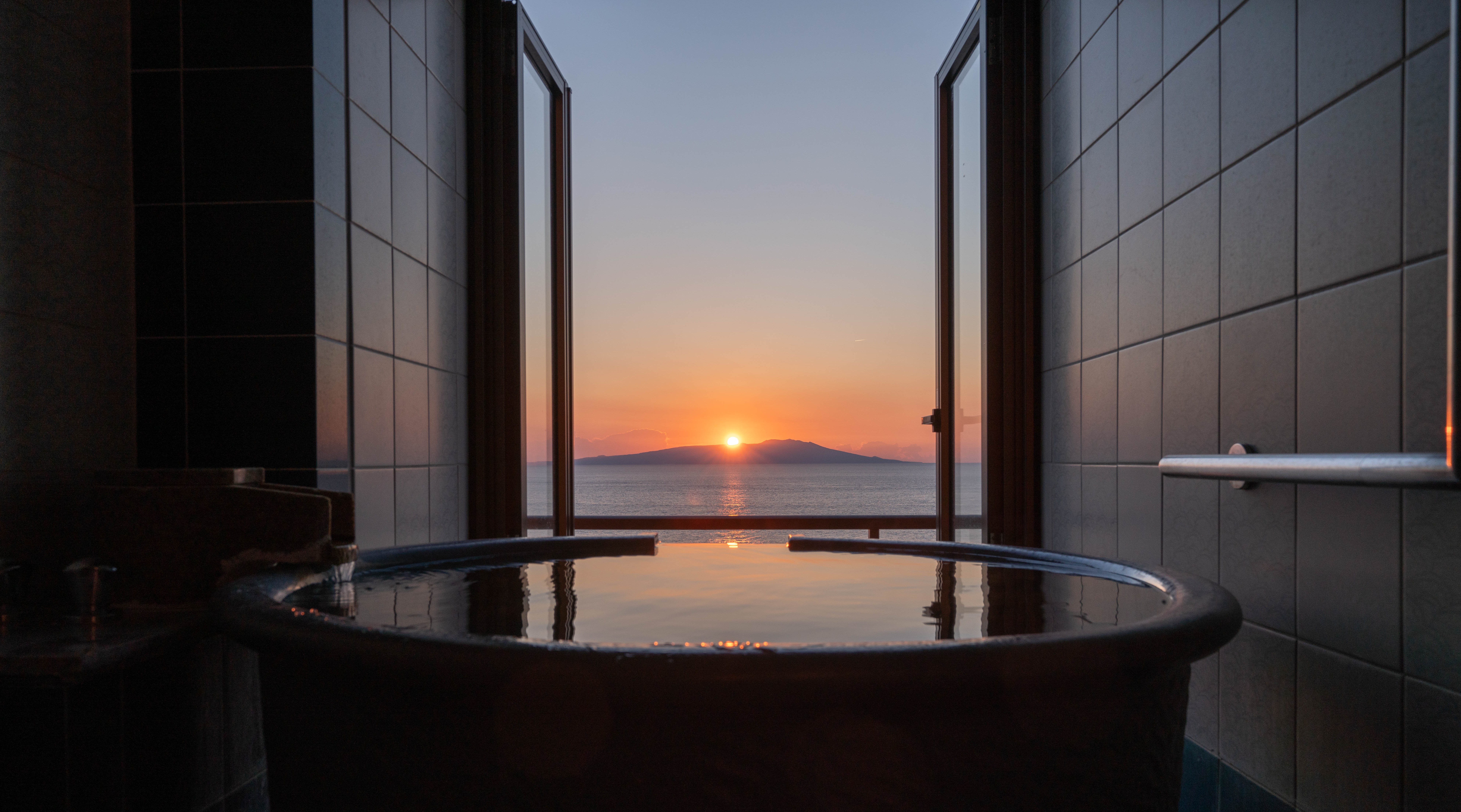 伊豆大島を正面に臨　最上階露天風呂付客室　９５㎡　お風呂　日の出