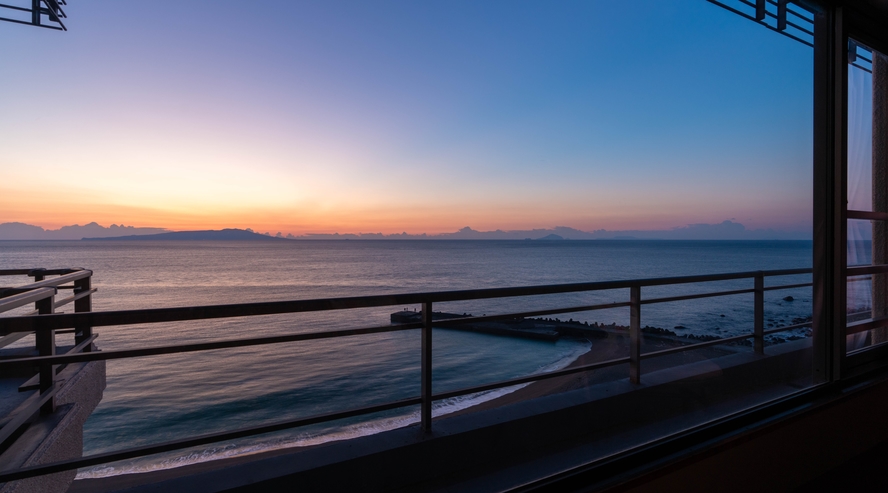 伊豆大島を正面に臨む　海側最上階客室　４５㎡　朝焼け