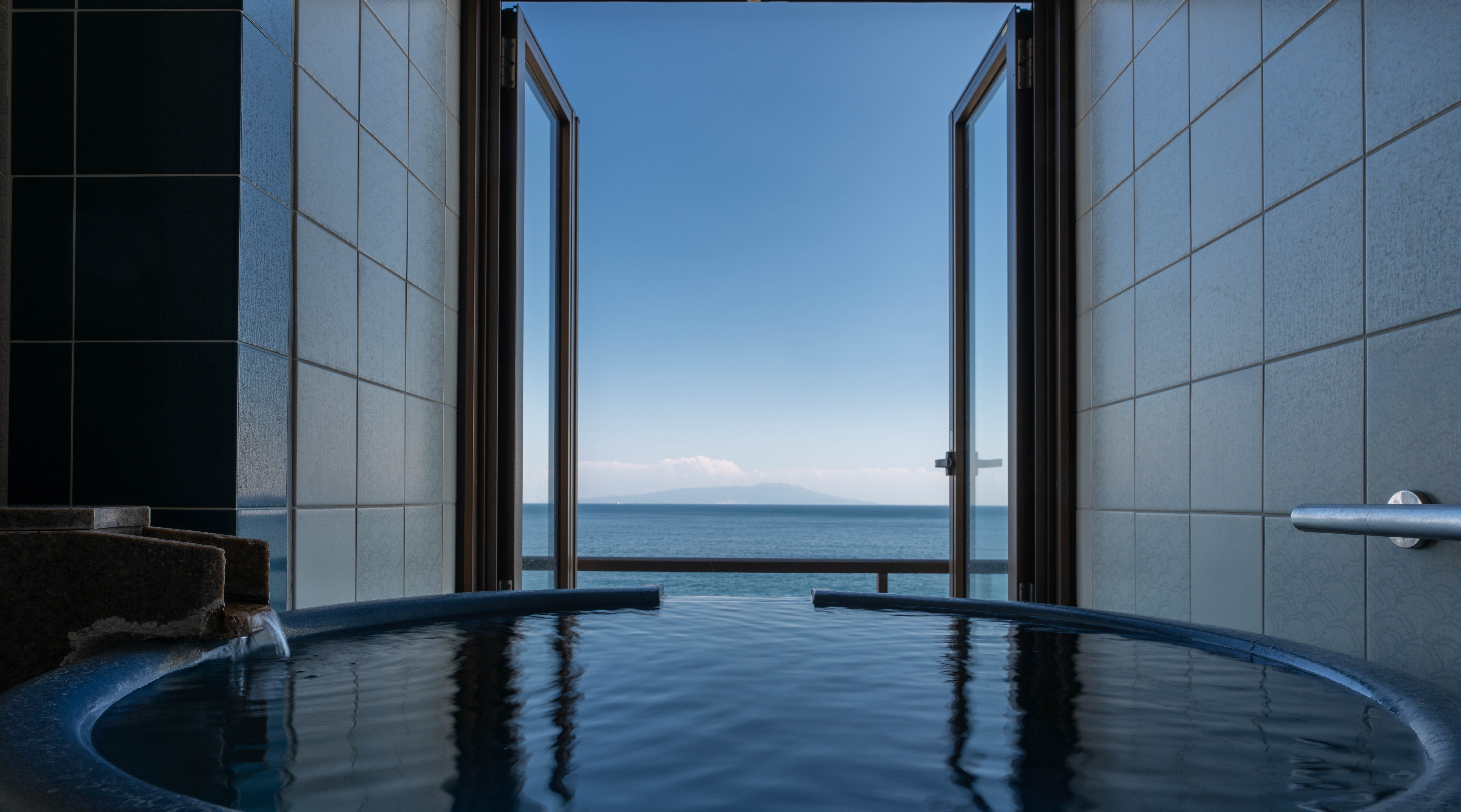 伊豆大島を正面に臨　最上階露天風呂付客室　９５㎡　お風呂