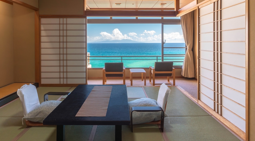 伊豆大島を正面に臨む　海側４階客室　４５㎡　部屋全体