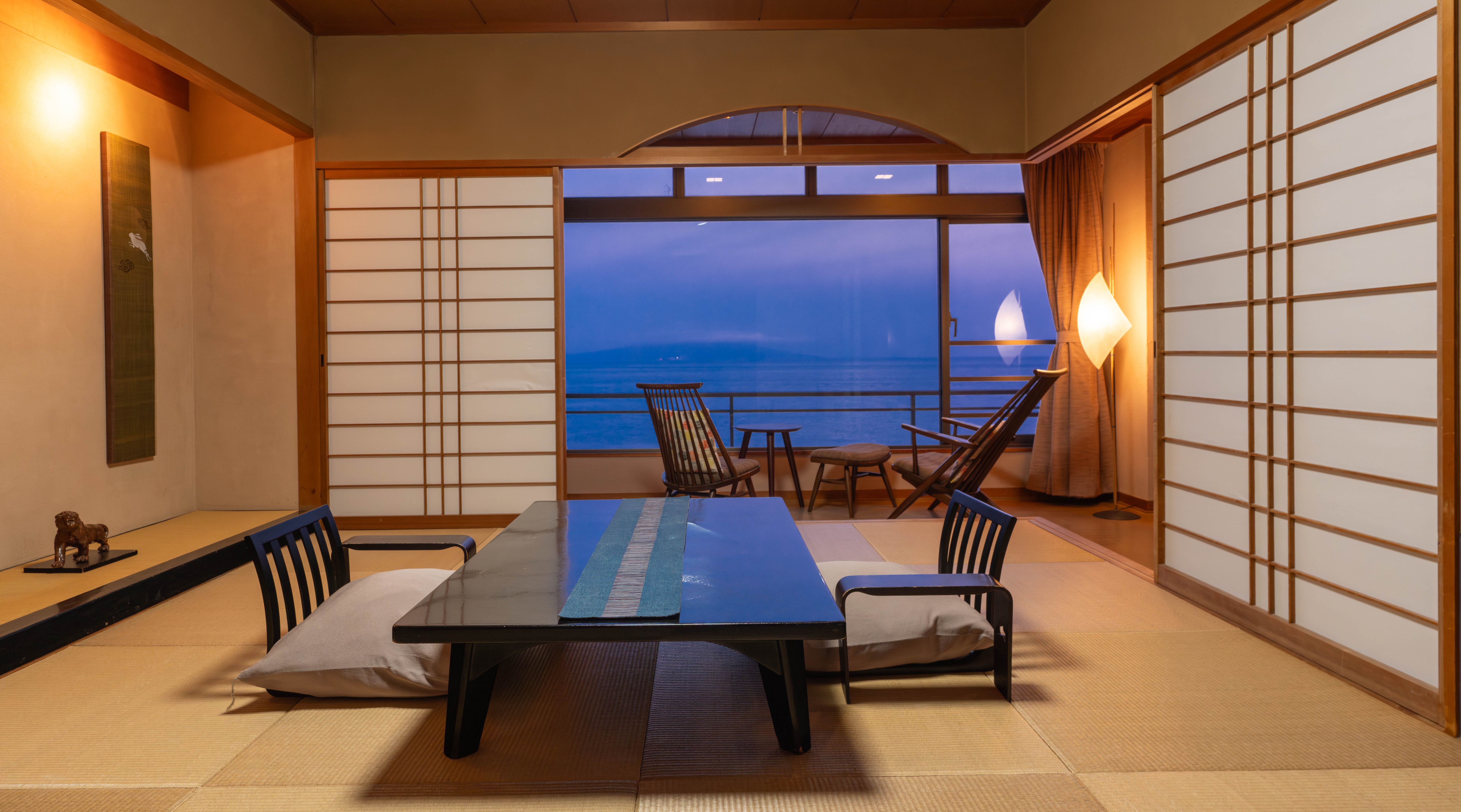 伊豆大島を正面に臨む　海側最上階客室　４５㎡　全体
