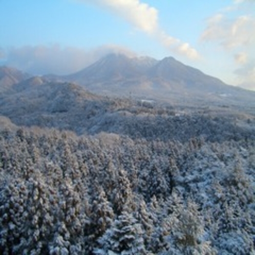 8階レストランより望む冬の那須岳