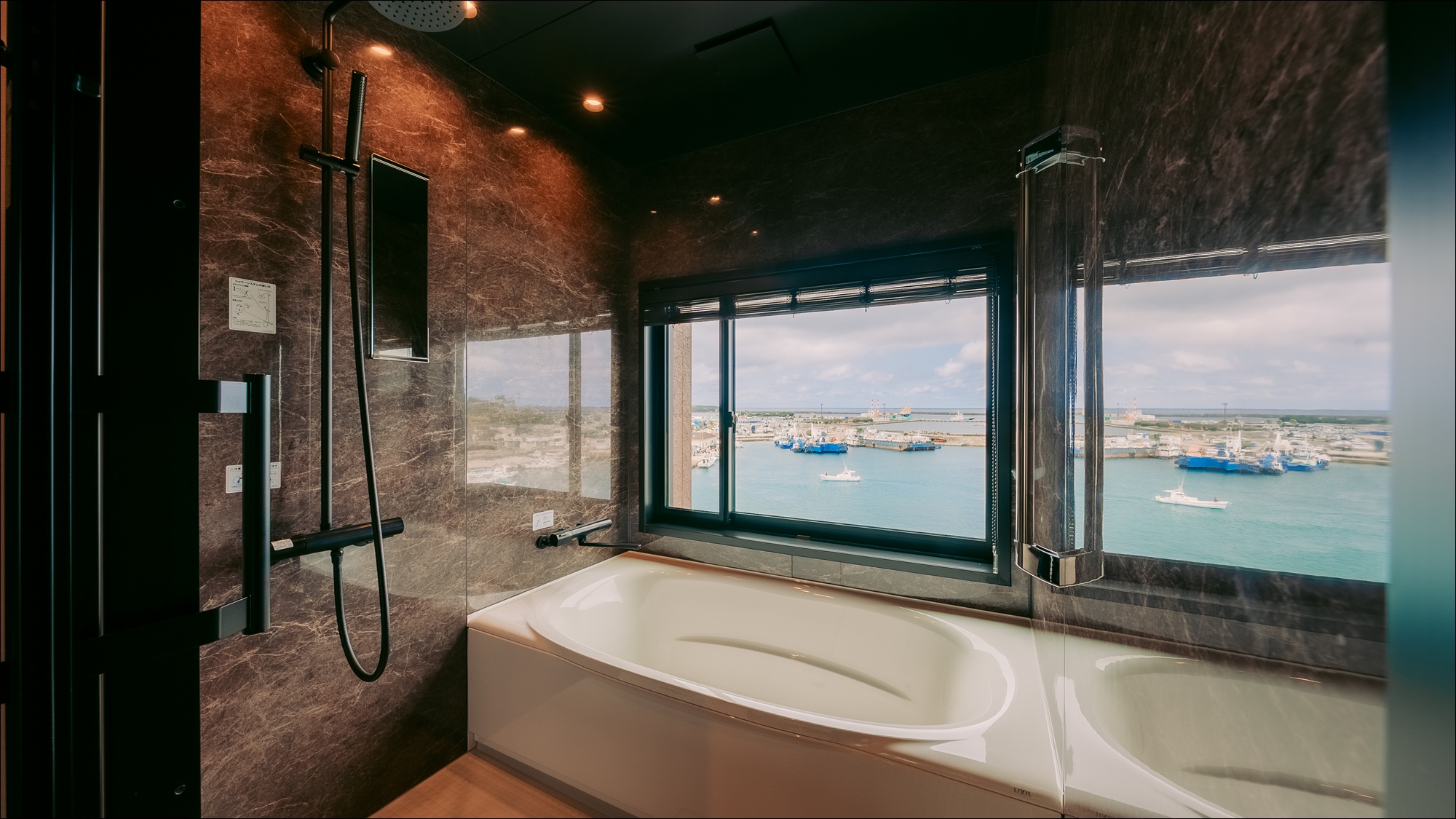 ＜松寿-Shoju-＞湯船から見える、西之表港のなつかしい景色