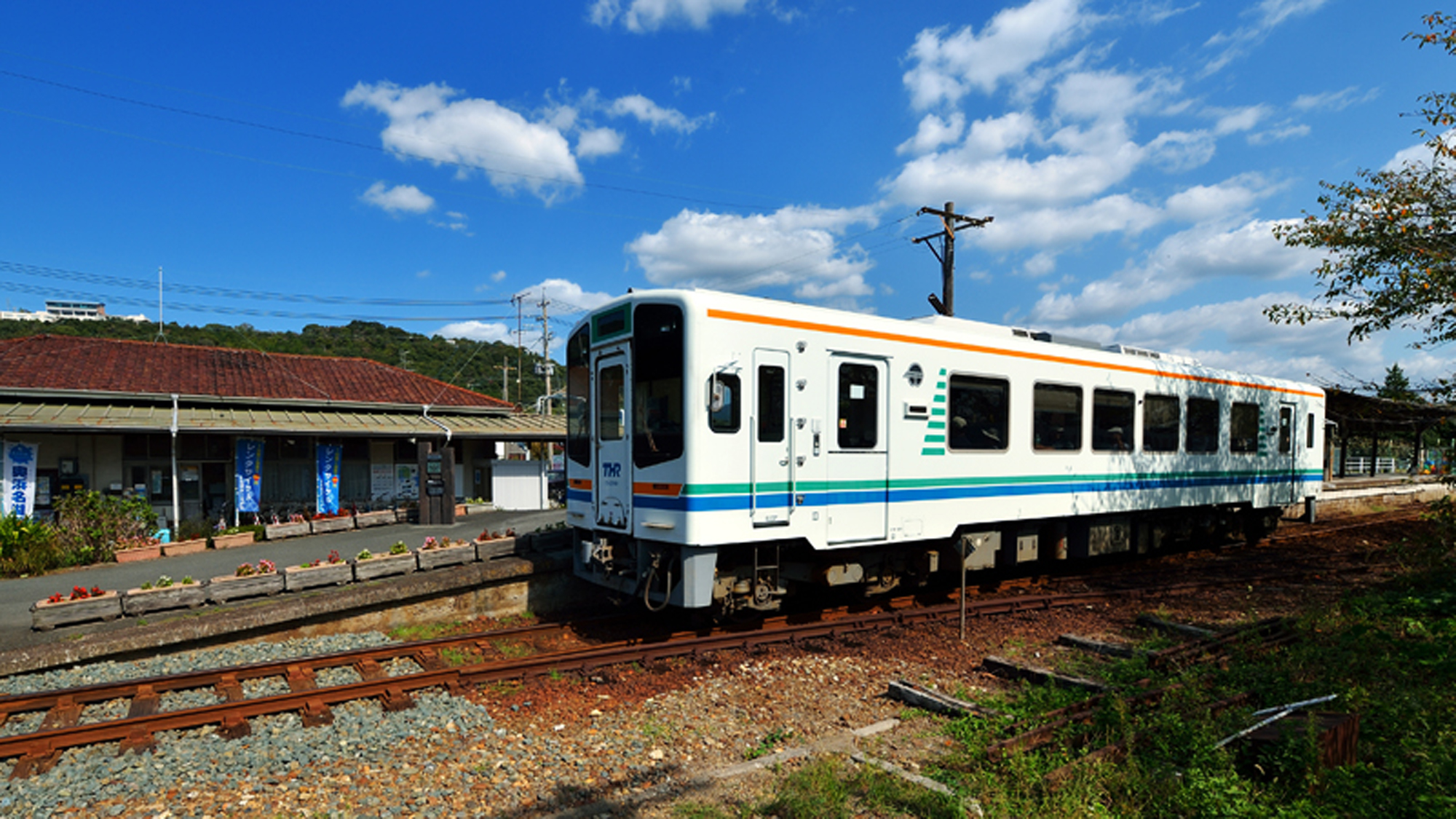 天浜線_ 気賀駅と列車