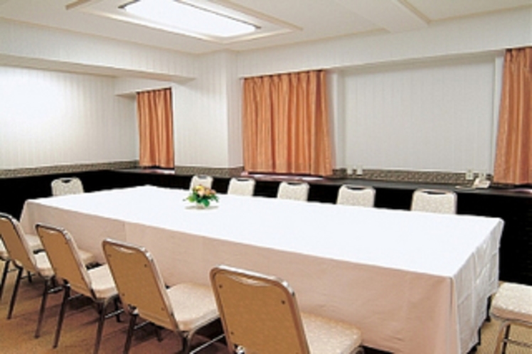 【小中会議室】　10〜60名様までご利用可能な会議室が館内に9ヶ所ございます