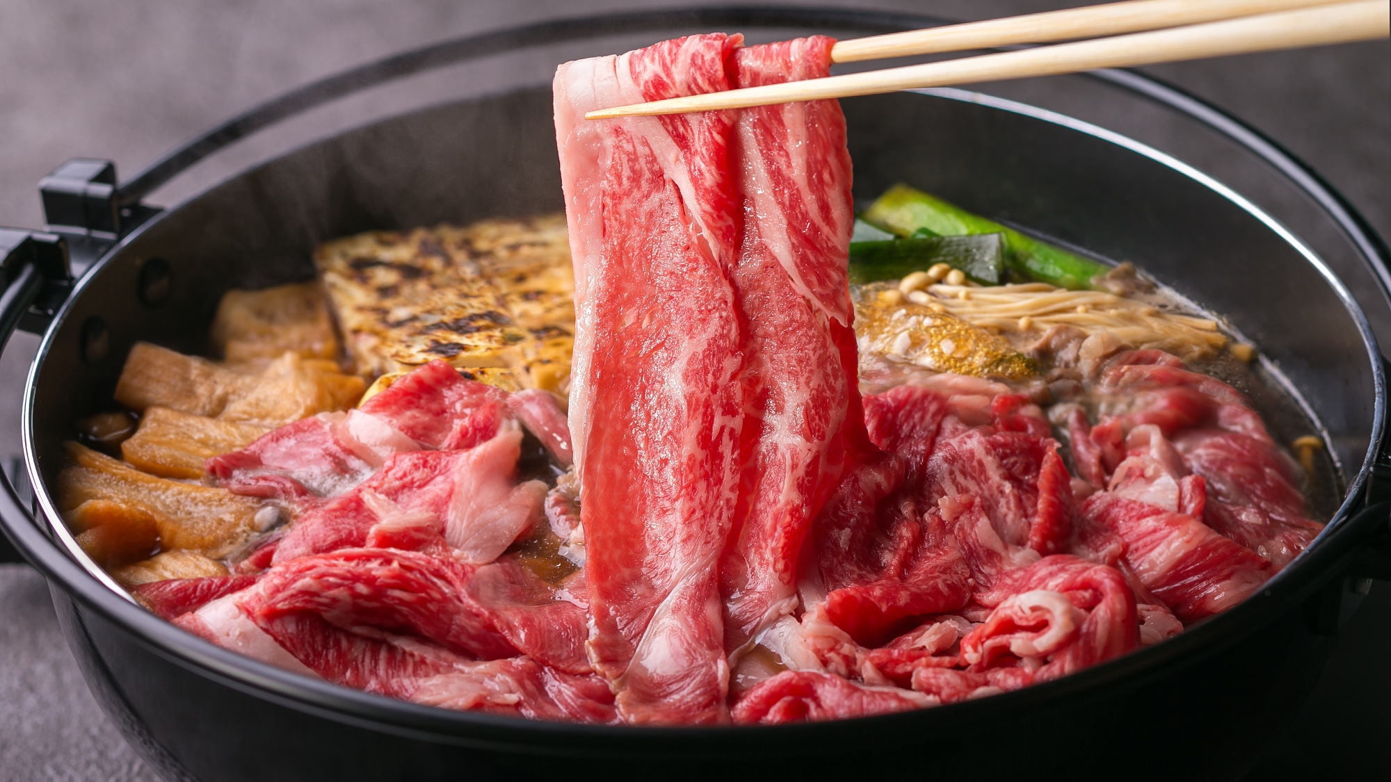【夏季限定】プールや地産地消の食事を満喫！10：00チェックアウトプラン＜夕朝食付・ラウンジ特典付＞