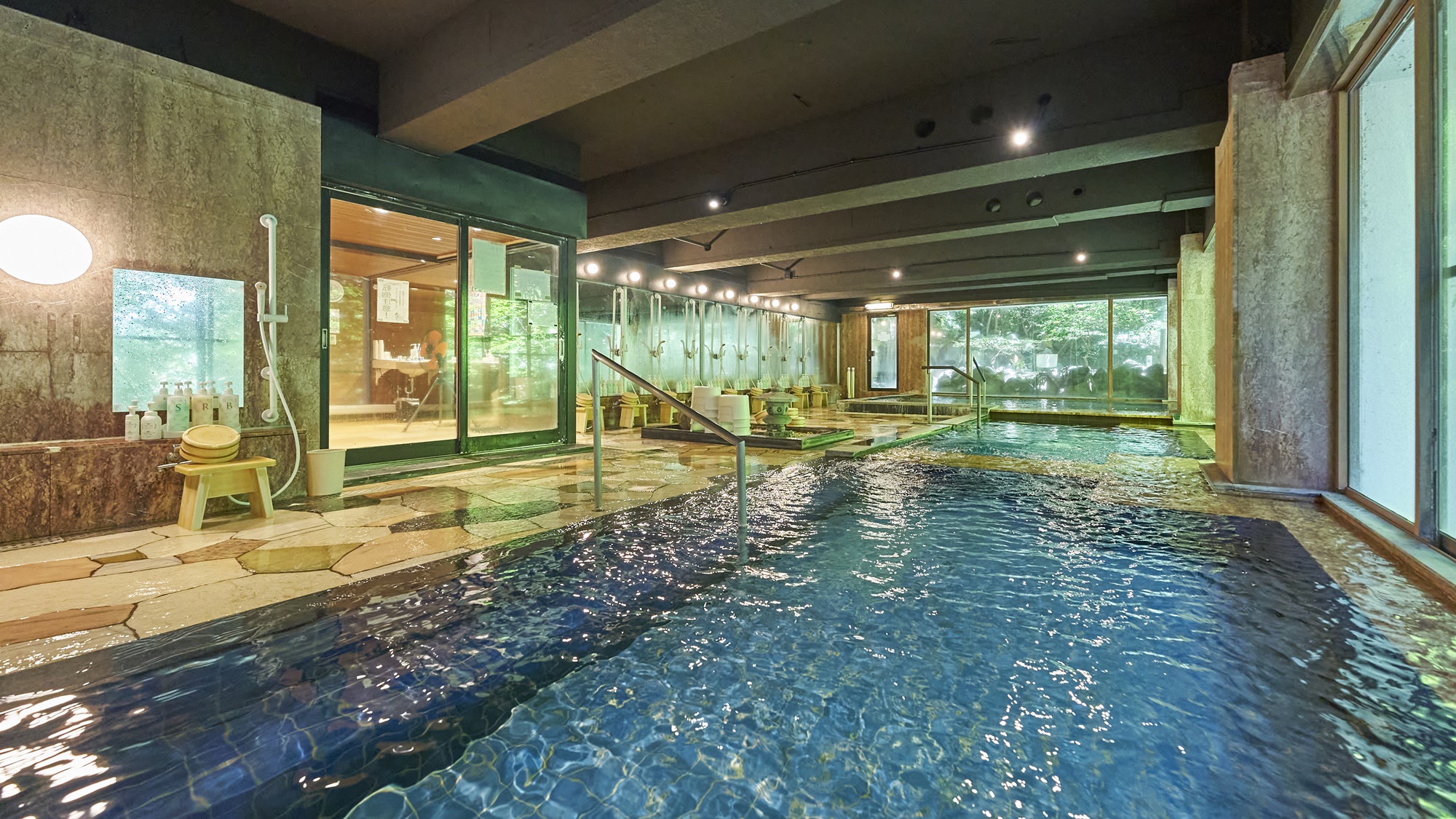 広々とした内湯