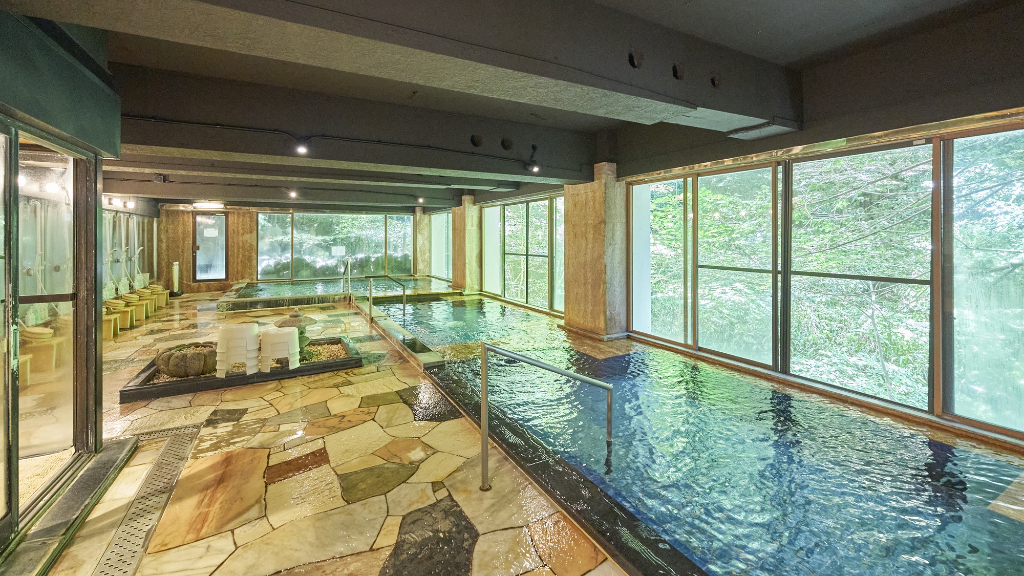 広々とした内湯