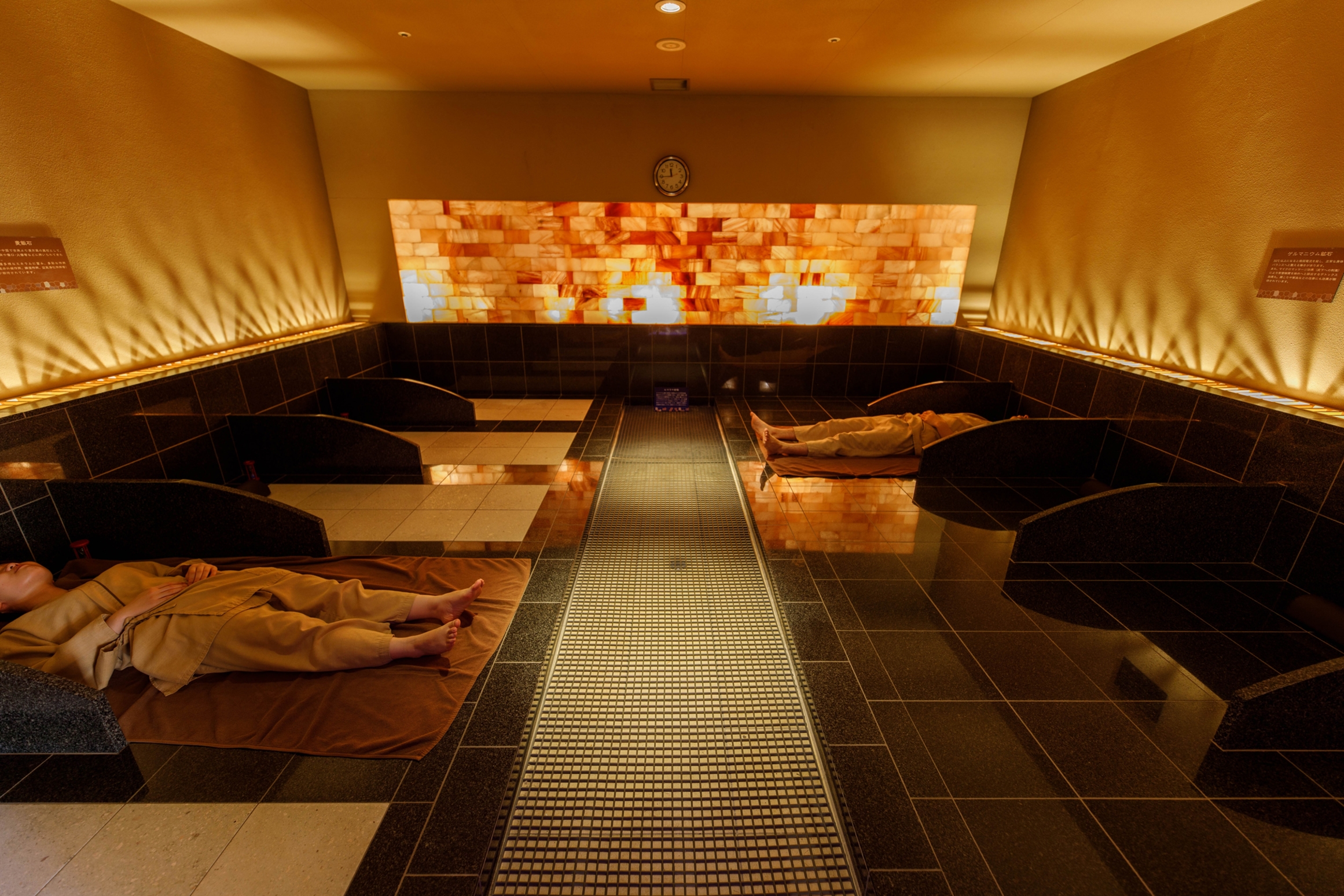 松島一の坊の岩盤浴 There are also lounge concerts for entertainment, a relaxation spa named "Niwa SPA & SAUNA," and various other activities to engage guests.