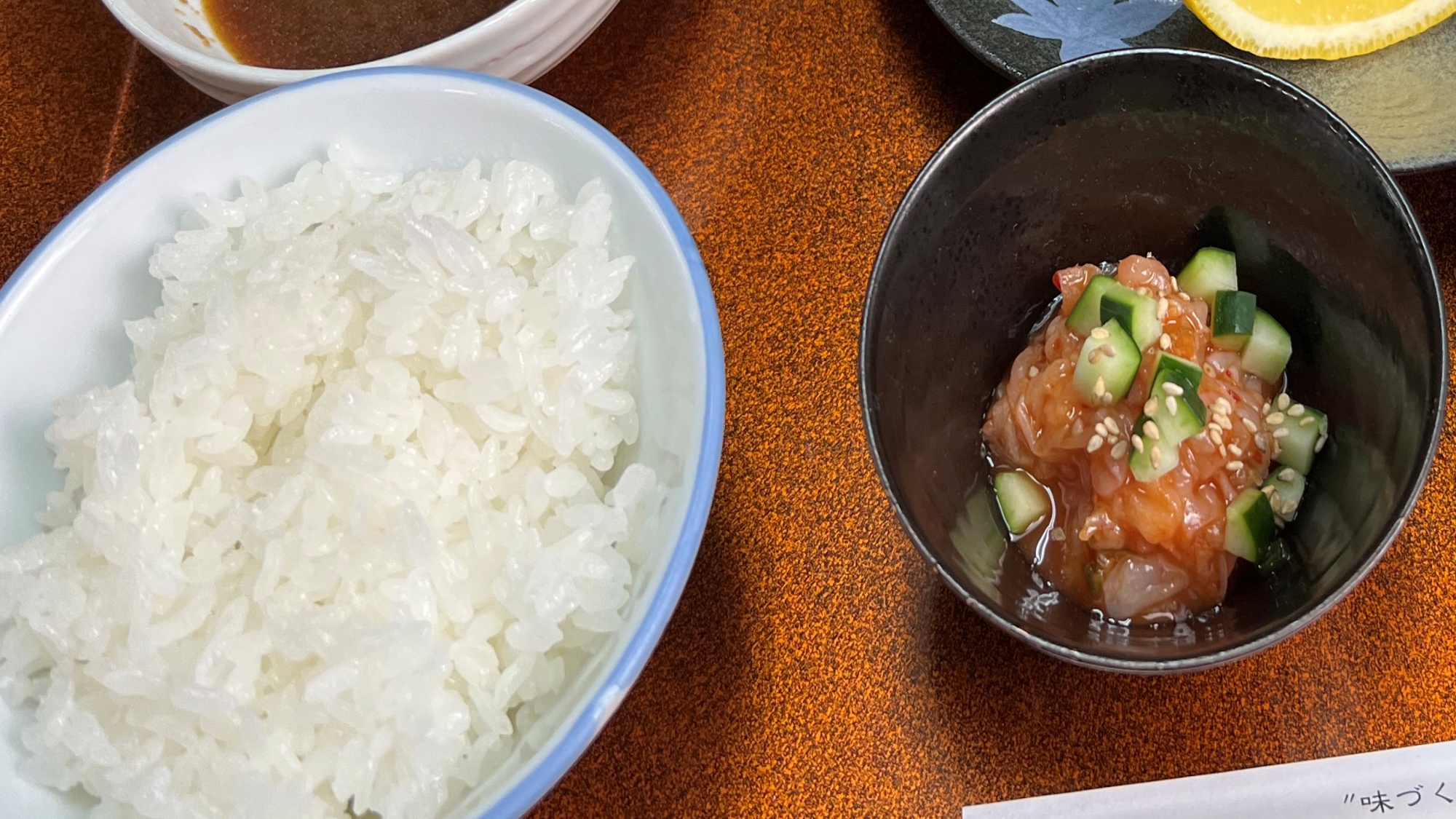 小鉢のとろっとしたなめらかさと、ご飯のもっちり食感が絶妙に絡み合う