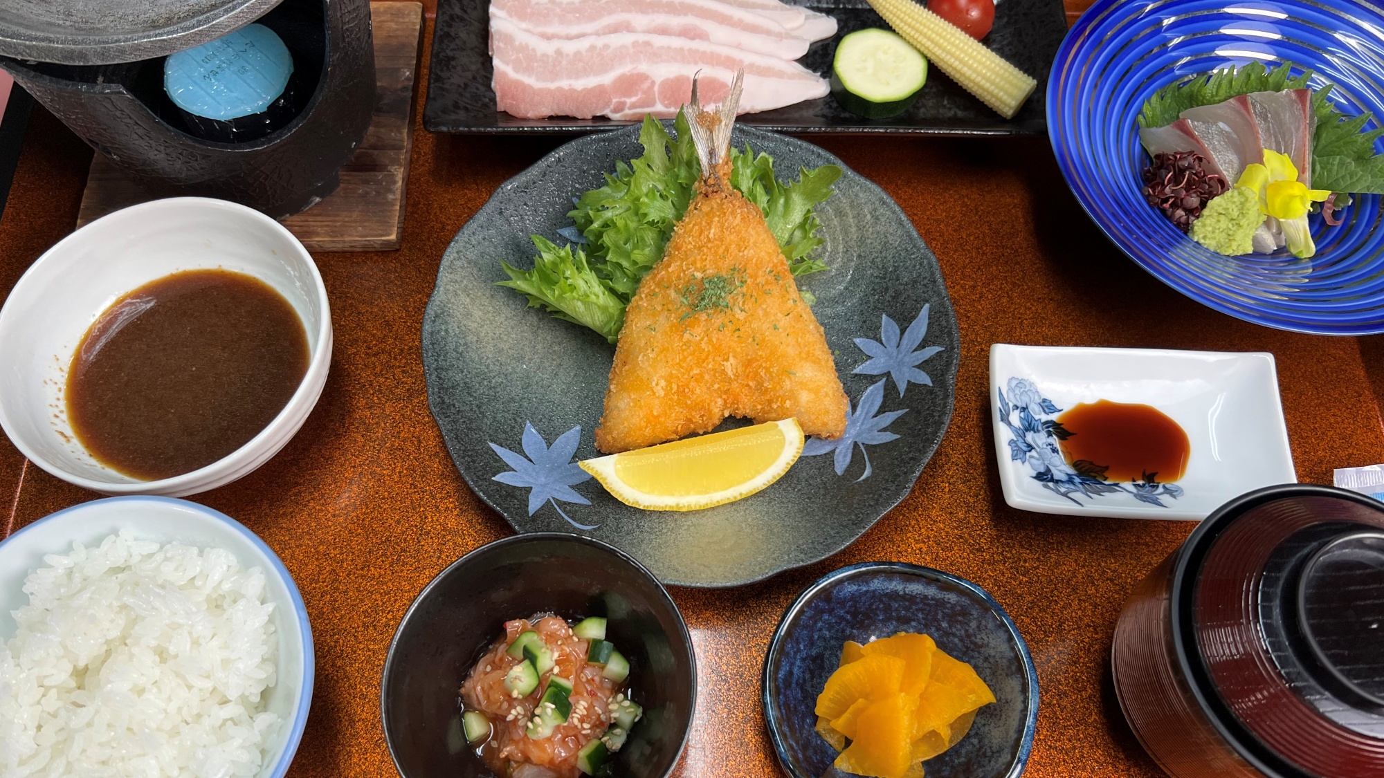 【夕食一例】夕食は地元の新鮮な食材を使った定食をご用意しております。