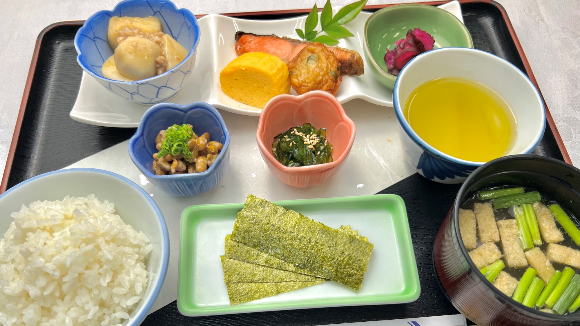 霧島の恵みを味わう地産地消の和朝食。焼きたての鮭、ふっくら炊きたてご飯、味噌汁が揃う優しい朝。