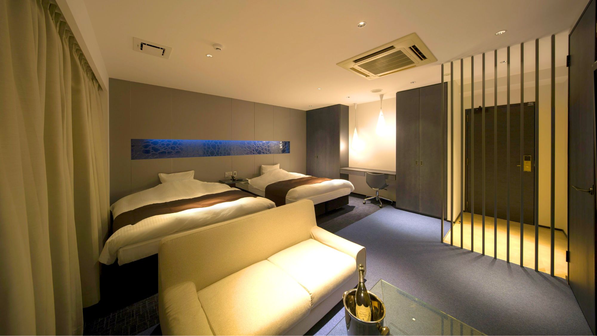 プレミアムツイン212号室/『雨』