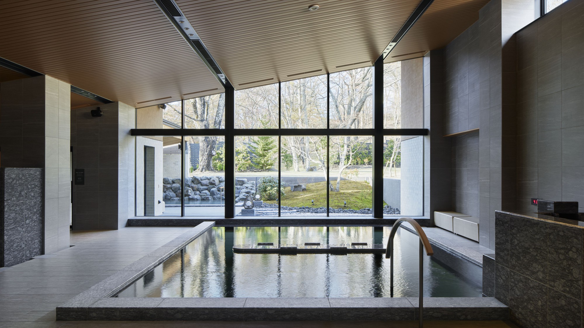 軽井沢プリンスホテル ウエスト「MOMIJI HOT-SPRING」内湯