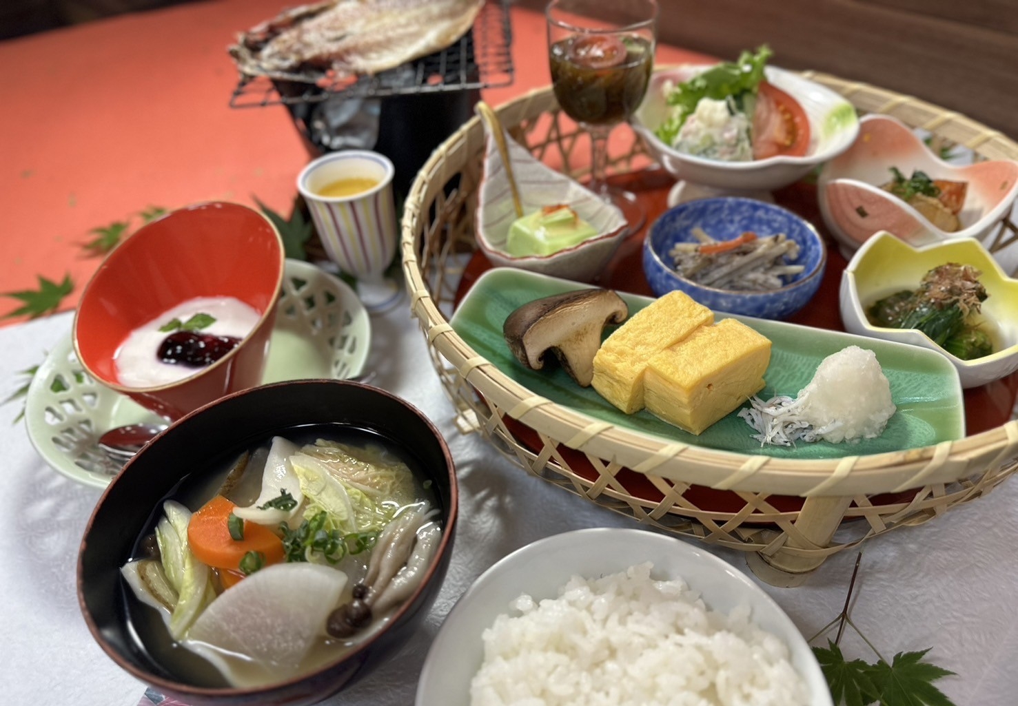 【地元の味覚を朝にぎゅっと】旅の朝、特選和朝食『源泉かけ流し温泉完備』≪朝食付≫