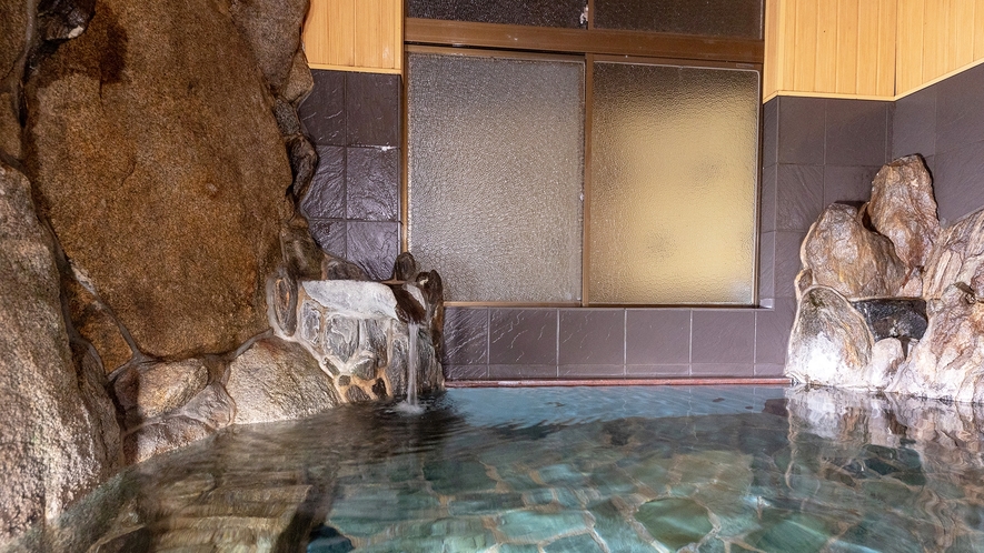 大浴場　約38度のぬるめの温泉でヌルヌルした柔らかい肌触りが特徴です。