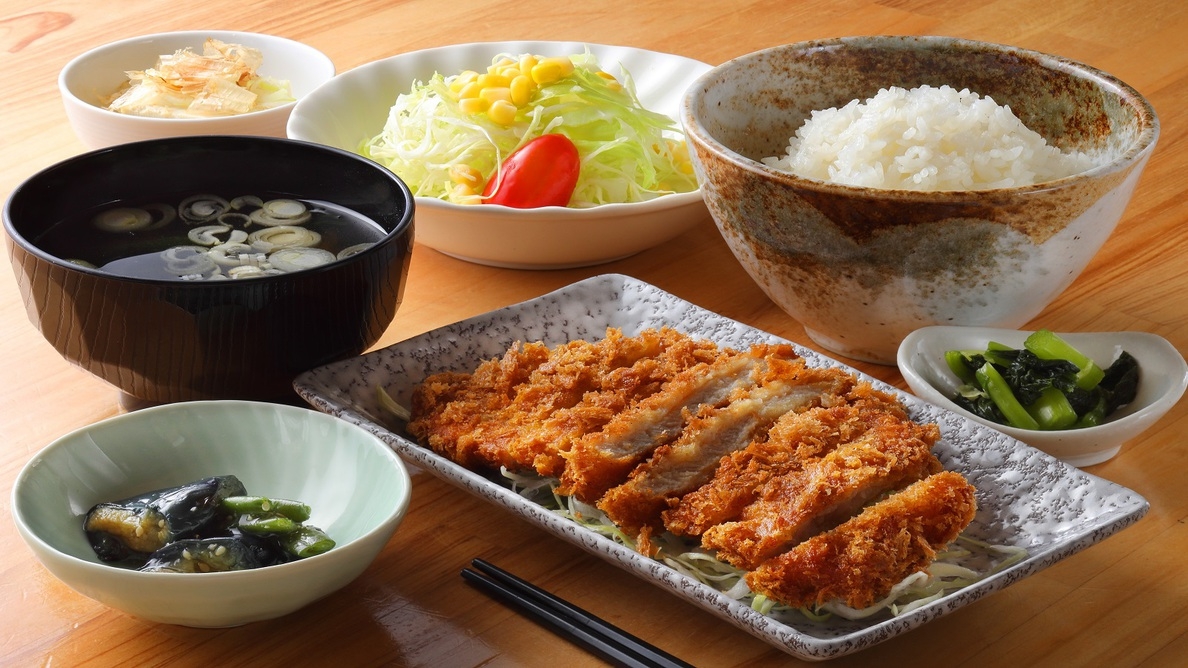 【嬉しい夕食付】＜1泊夕食付＞13種類から選べる定食を、ホテル内居酒屋でごゆっくりお楽しみください♪