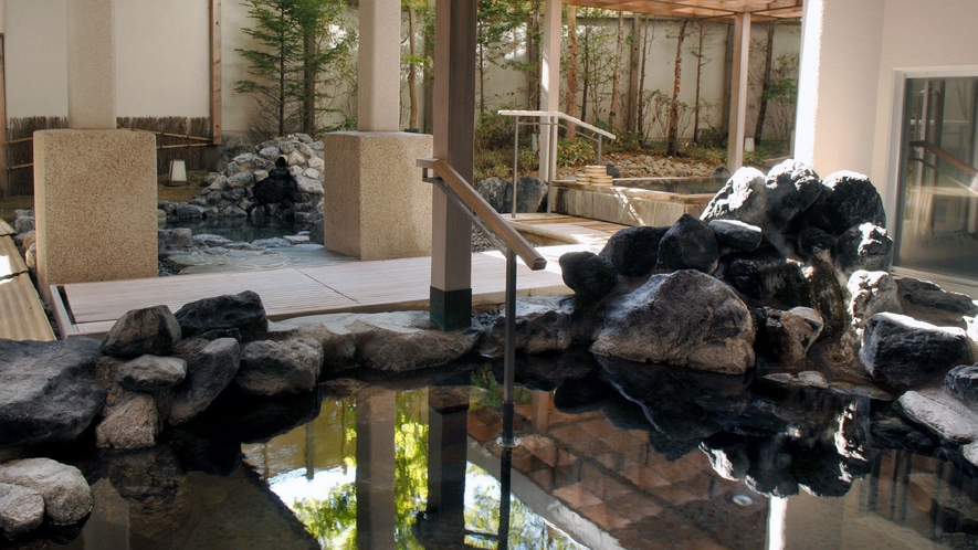 野趣あふれる岩風呂と木の香りがやさしい檜風呂でココロから「ほっ」とする温泉の醍醐味をご満喫ください。
