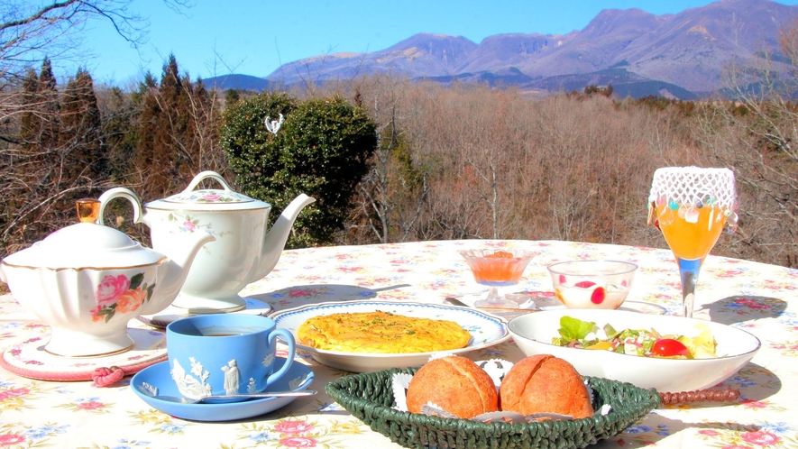 【朝食一例】広々とした景色を眺めながらの朝食は特別な空間