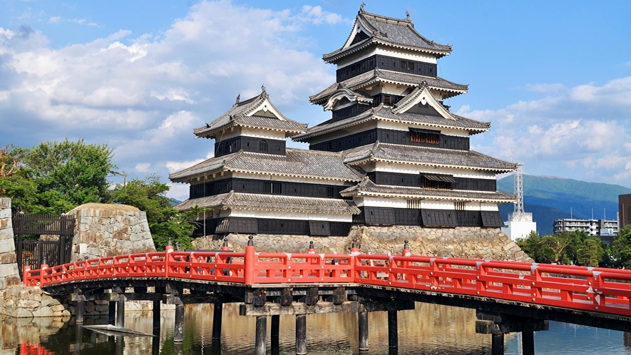 【国宝松本城】水面に映る堂々とした佇まいの松本城。松本へお越しの際は是非お立ち寄りください。