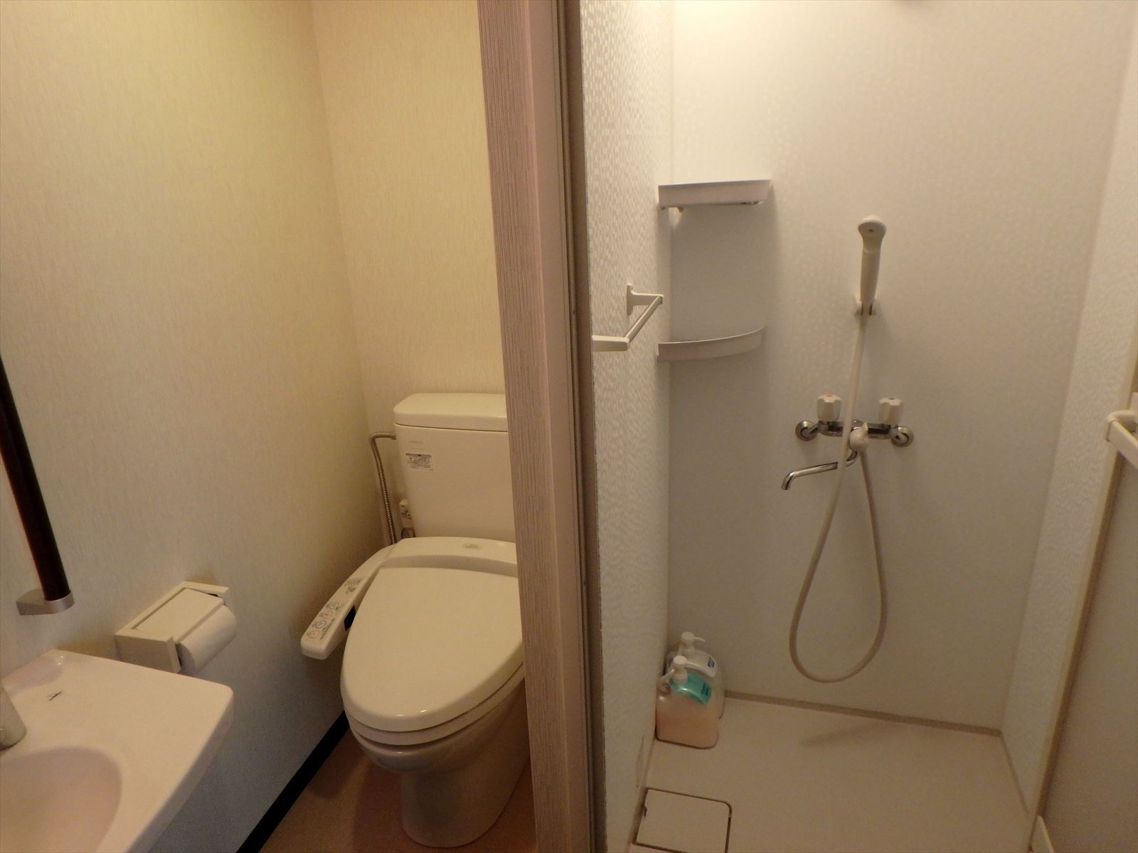 本館の「家族室」洗浄機能付きトイレ&シャワー室