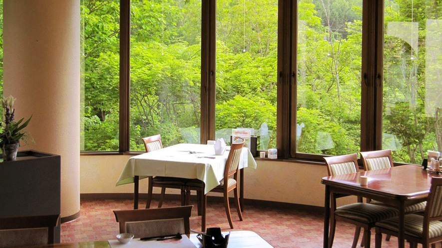 【レストラン】窓からは錦仙峡が一面に広がります。
