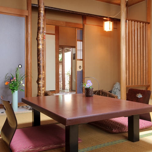 【客室例/嵐山の間】京都嵐山にかかる渡月橋などをイメージさせる造りとなっております。