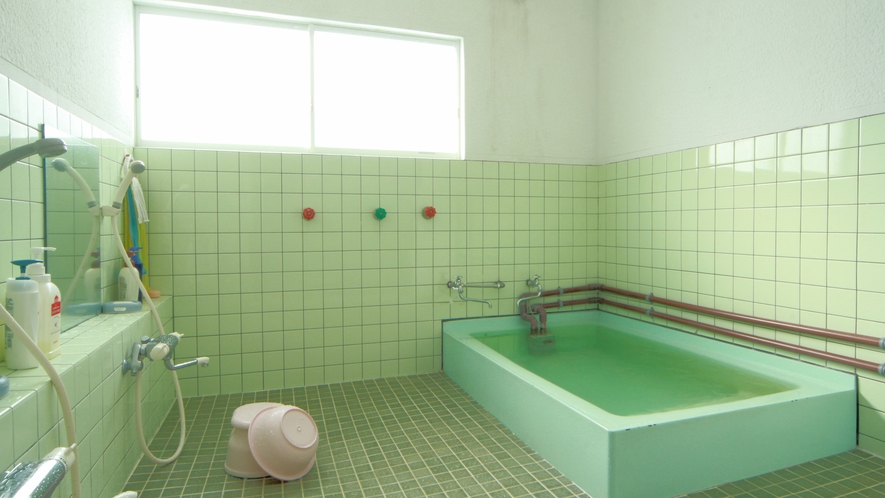 ■【男性用浴室】3ヶ所あるお風呂は男女共、ヘルストロン温泉を使用しております。