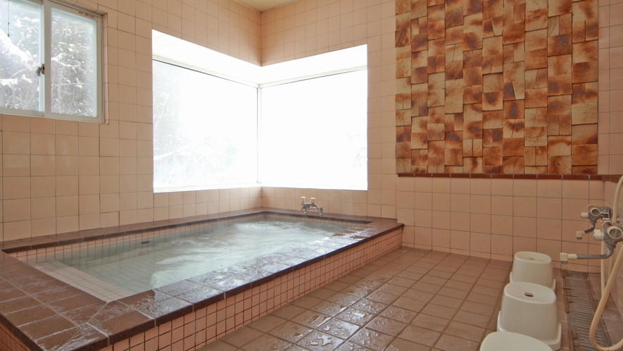 ■【男性用浴室】男性用のお風呂。ヘルストロンの人工温泉をお楽しみ下さい。